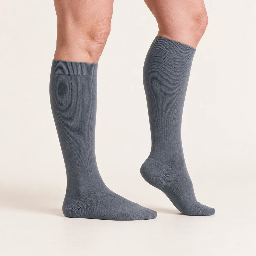 Lovelle Lift compression socks in Grey – side view – graduated compression from ankle to knee