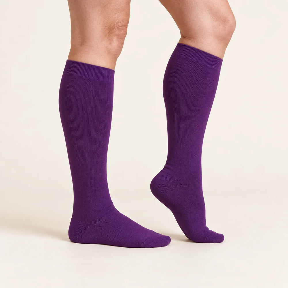 Lovelle Lift compression socks in Purple – side view – graduated compression from ankle to knee
