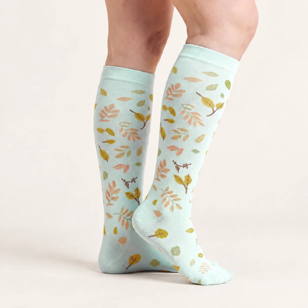 Lovelle Lift compression socks in Mint Leaf – knee-high, legs crossed