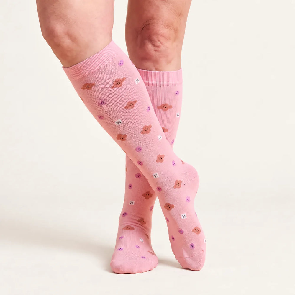 Lovelle Lift compression socks in Pink Ditsy – knee-high, legs crossed